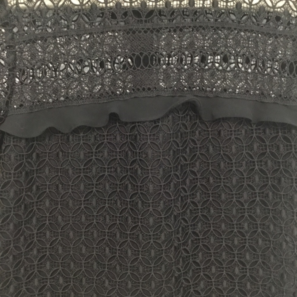 Zara women small black top with zip on back, crochet/mesh overlay. Pre owned - Picture 9 of 9